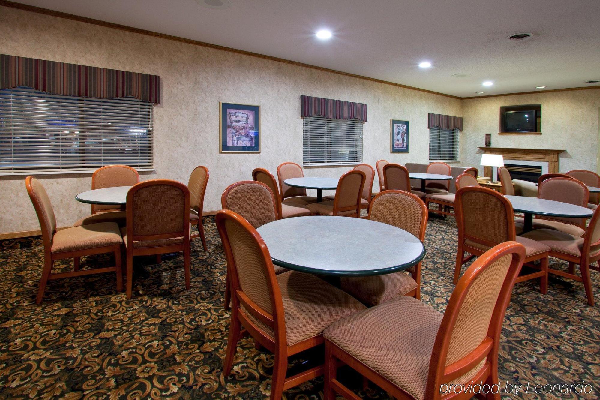 Holiday Inn Express Hotel Howe / Sturgis By Ihg Exterior foto